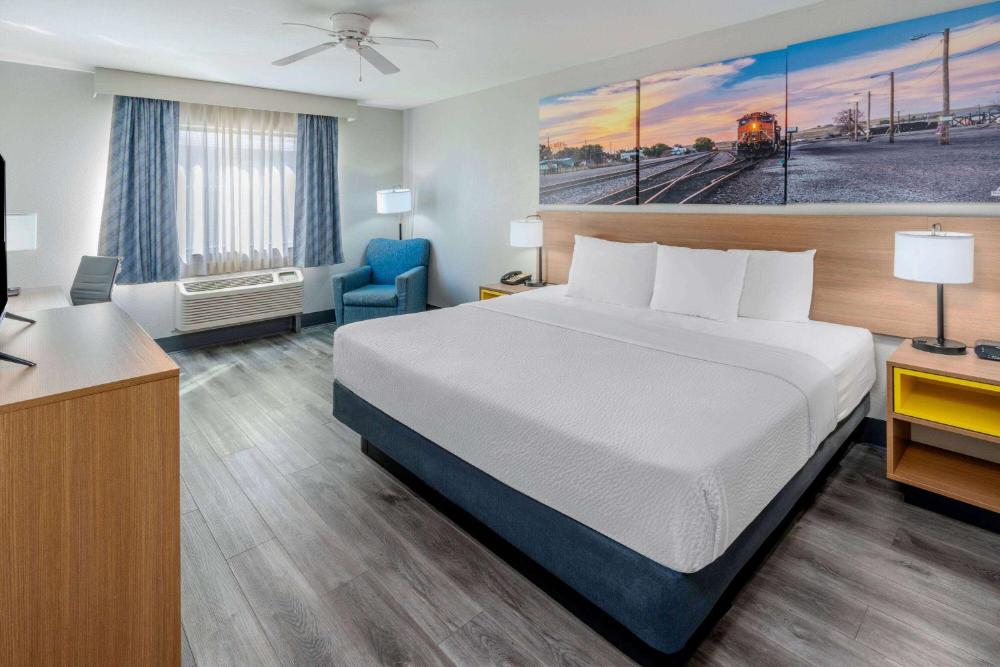 King Room - Non-Smoking interior
